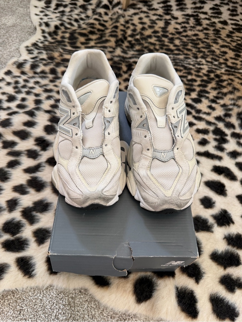 New Balance 9060
Unisex
Style #: U9060WHT
Size: M7.5 / W9 - D